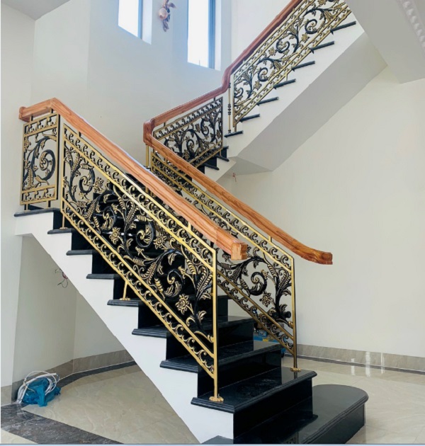 Cầu thang nhôm đúc tay vịn gỗ