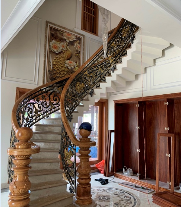 Cầu thang nhôm đúc uốn cong