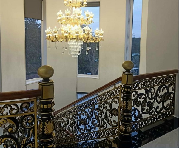 Mẫu cầu thang nhôm đúc cho biệt thự đẹp