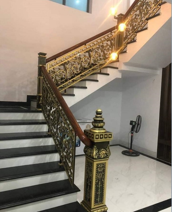 Mẫu cầu thang nhôm đúc tay vịn gỗ đẹp