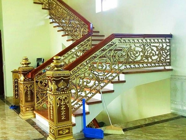Mẫu cầu thang nhôm đúc tay vịn gỗ