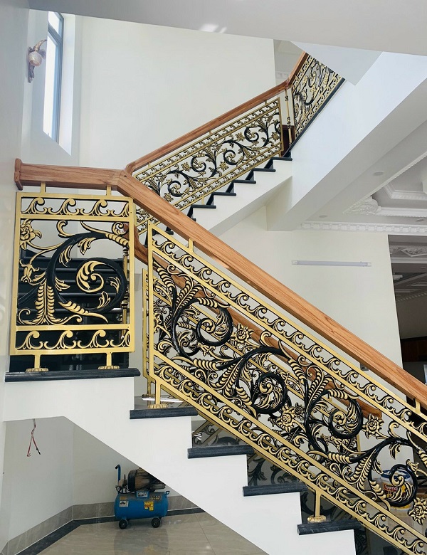 Mẫu lan can cầu thang nhôm đúc tay vịn gỗ đẹp