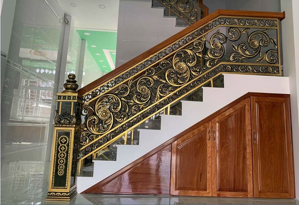 Mẫu lan can cầu thang nhôm đúc tay vịn gỗ