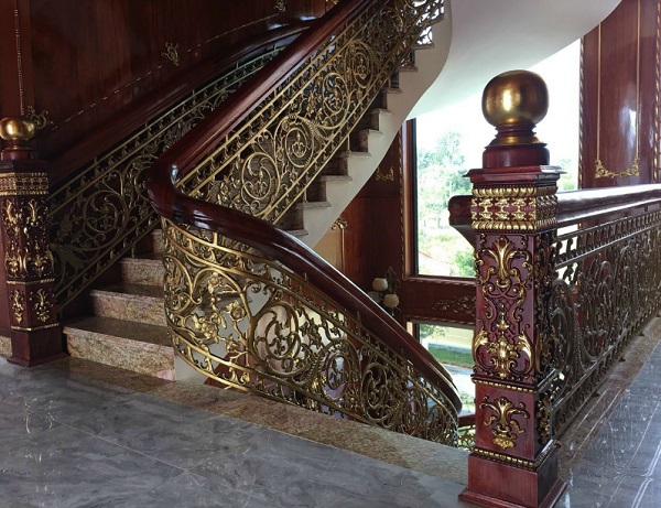 cầu thang nhôm đúc tay vịn gỗ đẹp