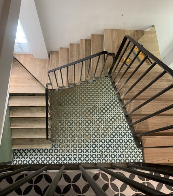 mẫu cầu thang sắt mâm bật lót gỗ ốp gỗ